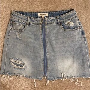 Packing distressed jean skirt